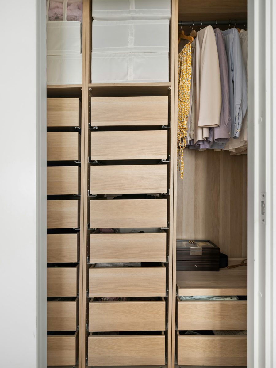 Clóset con gavetas de madera y organización interior