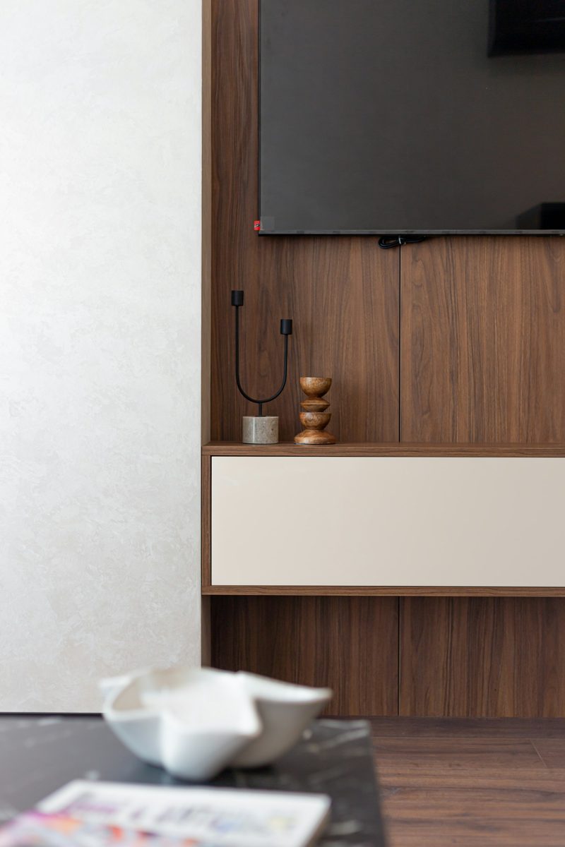 Mueble de televisión con panel de madera y consola minimalista