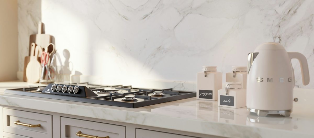 Cocina luminosa con pared de mármol y gabinetes a la medida