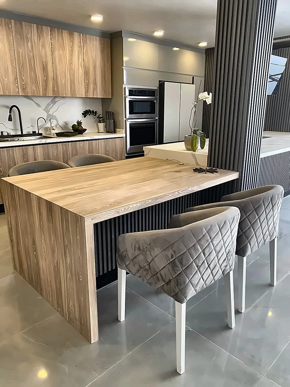 Barra comedor integrada en madera
